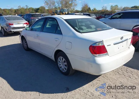 2005 Toyota Camry Le z USA, uszkodzony, nr VIN 4T1BE32K65U595880
